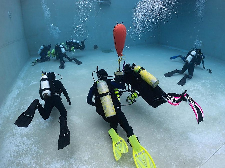 scuba divers underwater for aaus class practicing different skills at the BML dive training facility